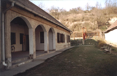 udvar.jpg (142263 bytes)